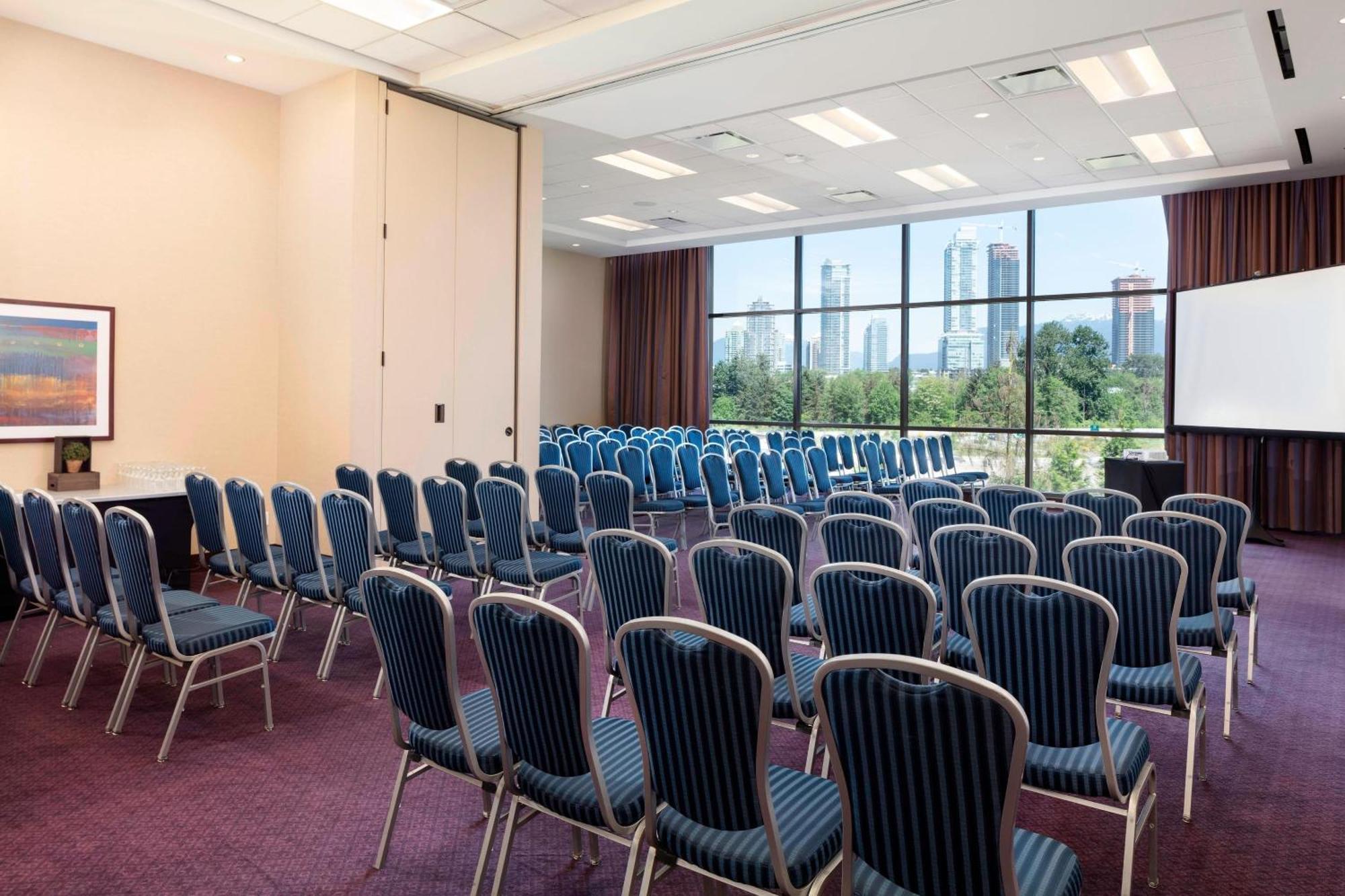 Delta Hotels By Marriott Burnaby Conference Centre Dış mekan fotoğraf