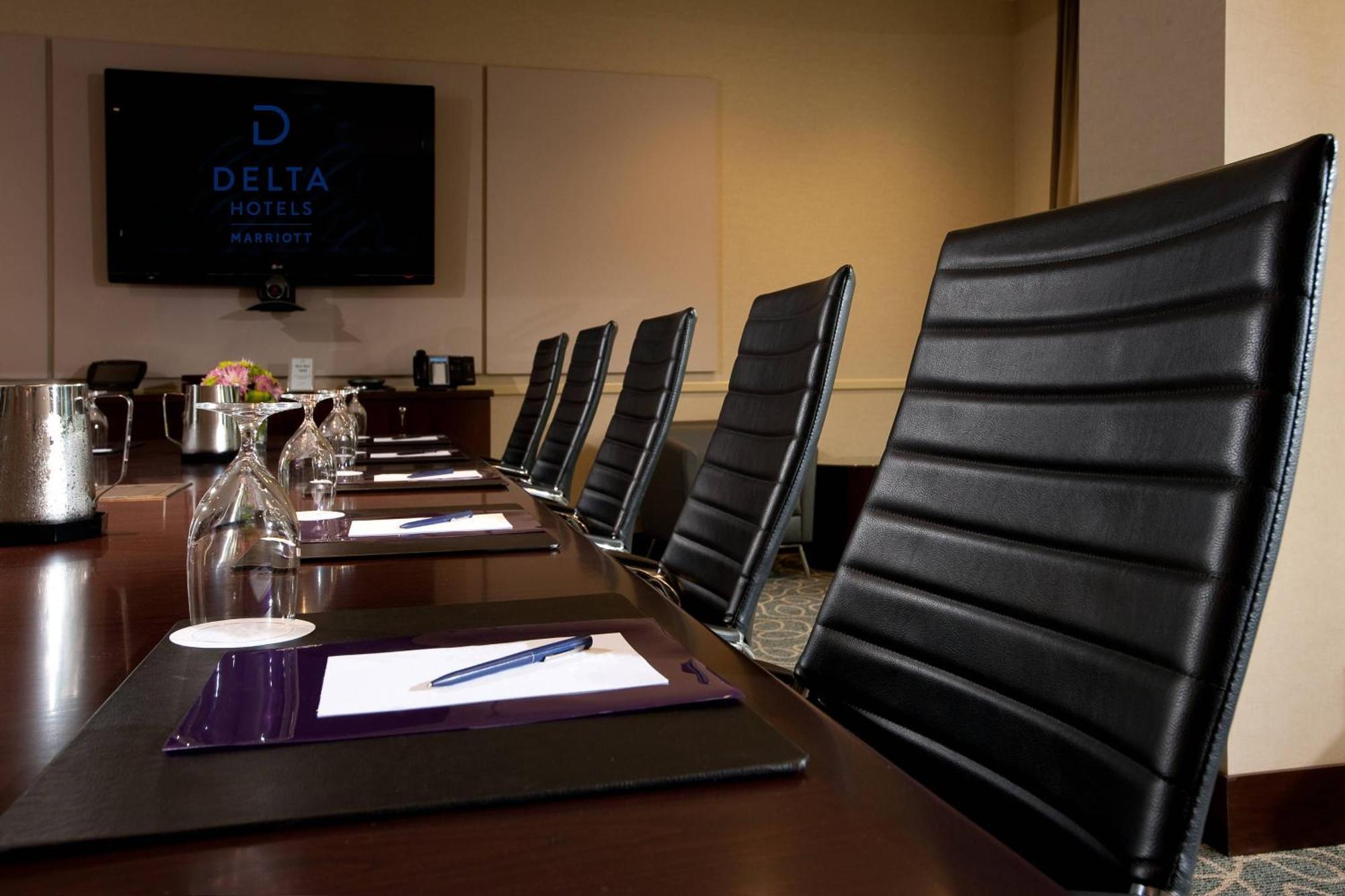 Delta Hotels By Marriott Burnaby Conference Centre Dış mekan fotoğraf